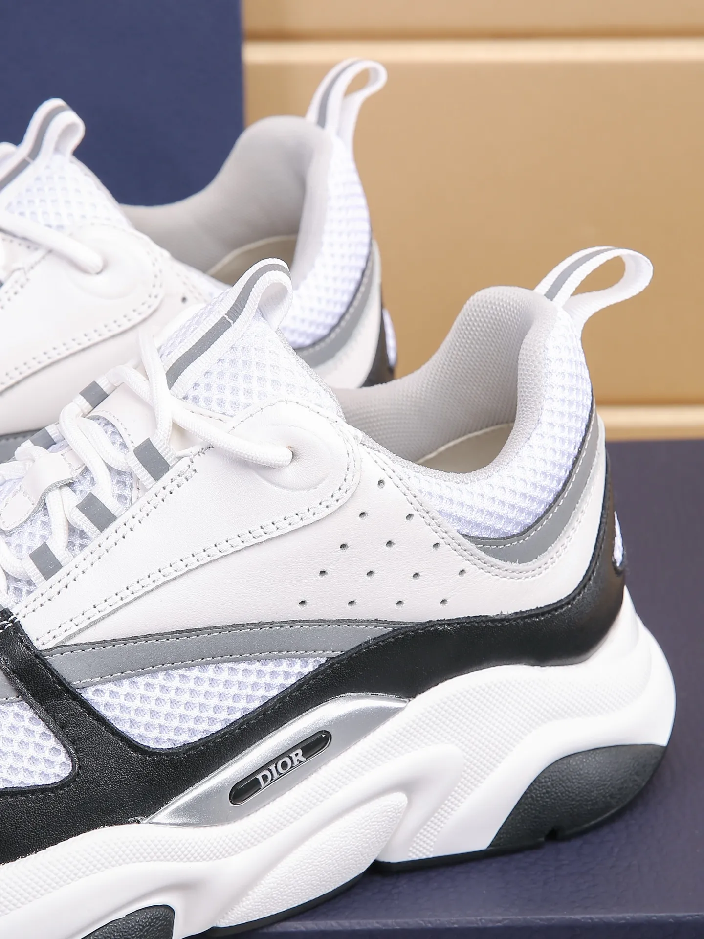 Factory price: 460💰Dior’s top version of D’s b22 men’s sports shoes. Inspired by retro running styles, the chunky low-top silhouette features gray calf leather and blue and white mesh fabric uppers, atop a black, white and blue engraved rubber sole. Nylon ribbon accents the blue mesh tongue and heel counter, and a "dio~" logo appears on the side. Pair it with a suit for a striking contrast and add a sportswear-chic edge to your look. The thick sole can be about 4cm~ Size: 38-45, [46, 47 customized]